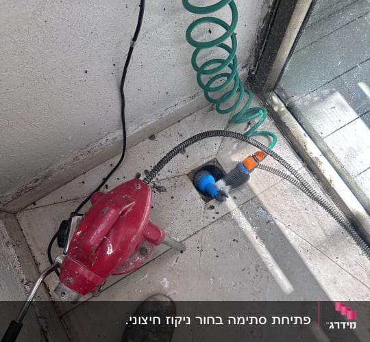 כלי עבודה וצינור ירוק ליד חלון